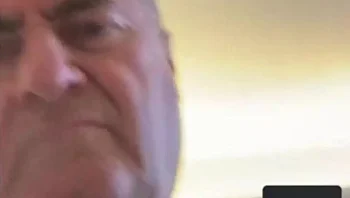 מביך: השר כ"ץ צולם כשהוא משיב לשיחת טלפון של האקרים טורקים