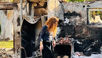 ביתה בבארי נחרב, חבריה נרצחו – והבמאית שבה לבמה: "תהליך מרפא"