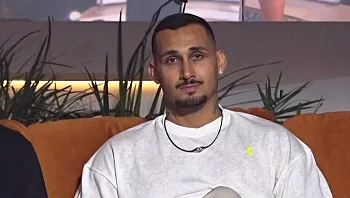 רגעים לפני ההפתעה: ארז צופה ברגעים האייקוניים שלו