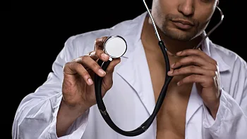 רופא מרדים עזב מטופל בהרדמה כדי לקיים יחסי מין עם האחות