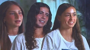 אחיות החטופים מחכות לשובם: "איך אפשר לשבת בכיתה כשהוא בשבי?"