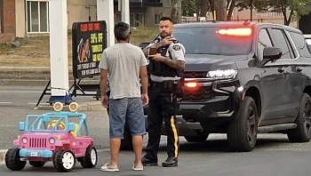 נהג שרישיונו נשלל נעצר לאחר שנתפס נוהג על ג'יפ צעצוע של ברבי