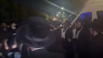 עימותים מחוץ לכלא: חרדים התפרעו, עריק שנעצר הוברח מהמקום