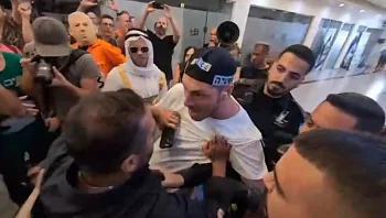 מהומה בהרמת כוסית של הליכוד: מפגינים פרצו, ח"כ נפל; 4 נעצרו