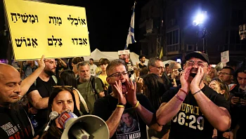 אלפים מול מעון רה"מ: "לא ניתן לו שקט, שיסתכל לנו בעיניים"