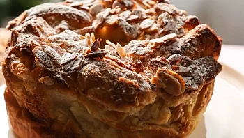 הקינוח של מיקי שמו לשולחן ראש השנה: קראנץ' שקדים ודבש מלכותי