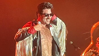 אביהו פנחסוב לא פספס הזדמנות כדי לתת את השואו הכי גדול שיש