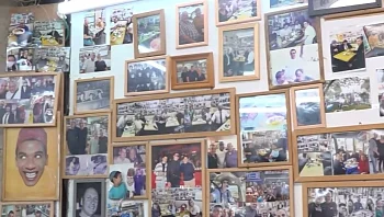 ארוחה לפנתיאון: המסעדות המיתולוגיות והפוליטיקאים על הקיר