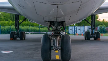 בן 13 טס מקאבול לדלהי בגלגלים של מטוס ונחת בשלום