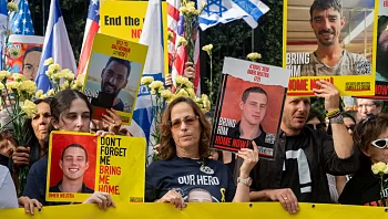 בזמן נאום נתניהו: משפחות חטופים הפגינו מחוץ למטה האו"ם