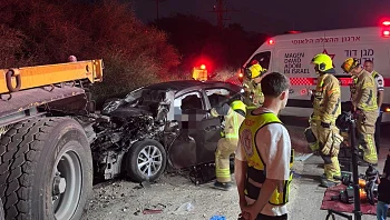 גבר כבן 30 נהרג בתאונה באשדוד; רכב התנגש בבית קפה בקריות