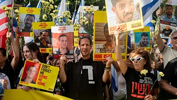 סערה בניו יורק: שרה נתניהו ביקרה בקבר הרבי, משפחות חטופים הוצאו