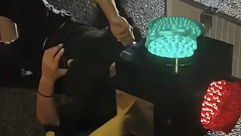 עצר בירוק: רוכב קטנוע נתקע עם ראשו בתוך רמזור