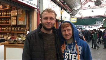 "הנשמה שלו דאגה להישאר פה": תובל חיים במופע לזכר אחיו יותם