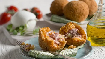 הכי קריספי בעולם: ארנצ'יני אורז אדום וטונה עם מוצרלה נמתחת