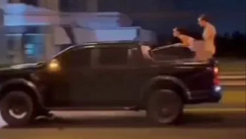 צעיר בן 23 נעצר בתאילנד לאחר שקיים יחסי מין על רכב נוסע