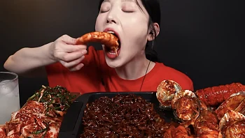 אוכלים בלי הפסקה: כך הפך המוקבאנג לתעשייה של מיליארדים 