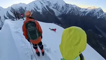 רצה לצלם את חבריו על הפסגה - אך עשה טעות שעלתה לו בחייו