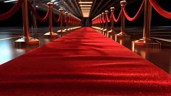 טקס פרסי האמי 2025: הלוקים הנוצצים שהצמידו אותנו למסך - ואיך זה שהכל “יושב פצצה” על הכוכבות?