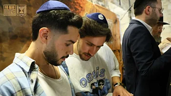 לצד יותר ממאה אלף איש: שורדי שבי השתתפו במעמד הסליחות בכותל