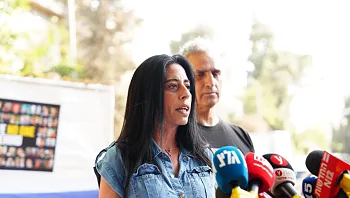 המשפחות מחוץ למעון רה"מ: "לא ניתן להזדמנות הזאת ליפול"