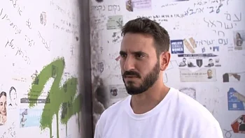 "לצעוק עבור מי שלא יכול": עם יונתן שמריז, בהכנות לטקס הלאומי