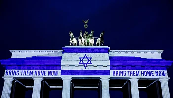 "הזמן לא מוחק את הרוע": דגלים בחצי התורן ומיצגי זיכרון בעולם