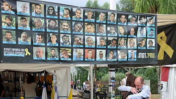 העסקה יוצאת לדרך: הממשלה אישרה את ההסכם לשחרור החטופים