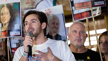 החגיגות של עומר שם טוב בכיכר, עם ההכרזה: "אושר שאי אפשר להסביר"