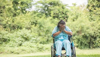 קשישה פונתה לבית החולים לאחר שבלעה 8 צפרדעים חיות