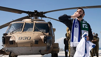 עדות מהשבי: מתן אנגרסט התעקש להניח תפילין ולקבל סידור ותנ"ך