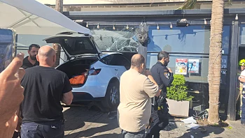 תאונה קטלנית בכפר סבא: רכב התנגש בבית קפה, גבר כבן 50 נהרג