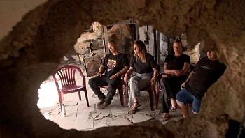 המעגל הפתוח בבארי: ילדי משפחת גודארד ממתינים להשבת אביהם