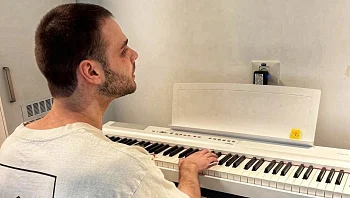 שבוע ראשון בבית: אלון חזר לנגן, עומר התאחד עם אביתר וגיא