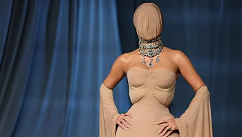 כוכבת הענק הגיעה לשטיח האדום במסכה - מצליחים לנחש מי זו?