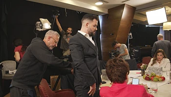 על הסט של "ווארט": "לקח זמן להתרגל לא ללחוץ ידיים לחילוניות"