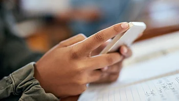 בלי טלפונים בכיתה: הצצה לפרויקט איסור הניידים בתיכונים בת"א