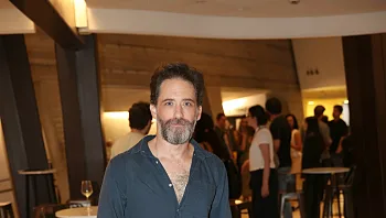 לראשונה מאז הפרידה מלירז צ'רכי: תום אבני מתייצב מול המצלמה