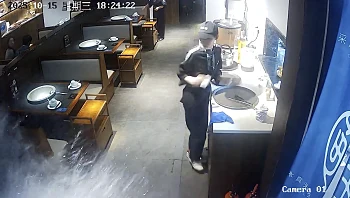 ניסיון בריחה? אקווריום ענק התנפץ לרסיסים במסעדת דגים