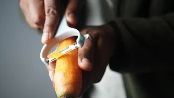 הלם! למה יותר ויותר שפים שמים קליפות גזר ברטבים שלהם?