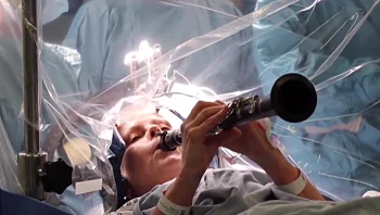 חולת פרקינסון ניגנה בקלרינט בזמן ניתוח מוח - התוצאות מדהימות