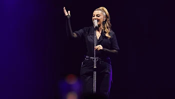 פאן טהור: שרית חדד הופיעה בקיסריה ונתנה את כל הלב על הבמה