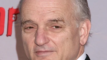 המעריצים כבר בהיכון: אחד מיוצרי הטלוויזיה הגדולים בהיסטוריה חוזר