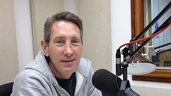 מגיש הרדיו המיתולוגי עופר נחשון הלך לעולמו בגיל 59