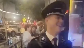 הגיע לבר לבוש במדים נאציים - ולא ציפה שזה מה שיקרה