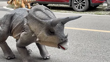 סין: רובוט-דינוזאור טייל בפארק ושיחק עם הילדים