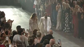 שבוע האופנה נפתח: אלי שרעבי ומשפחות חטופים צעדו על המסלול