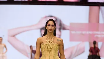 בשמלה צמודה: השורדת צעדה על המסלול ארבעה ימים אחרי ניתוח