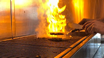 הדור הבא של הסמאשבורגר: אש, פחמים ובצד קריספי צי'קו בייגלה