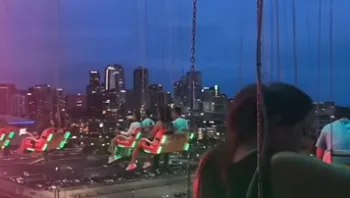 עשרות נוסעים נותרו תלויים באוויר: תקלה במתקן ענק בפארק שעשועים